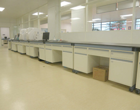 <b>全钢实验室工作台</b>